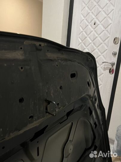 Капот на весту