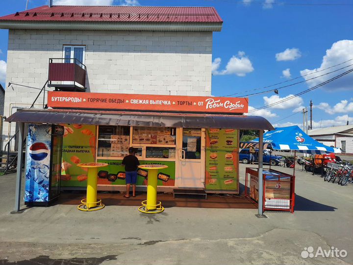 Продавец в павильон быстрого питания