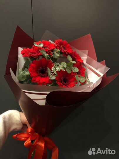 Букет из 7 красных гербер с эвкалиптом