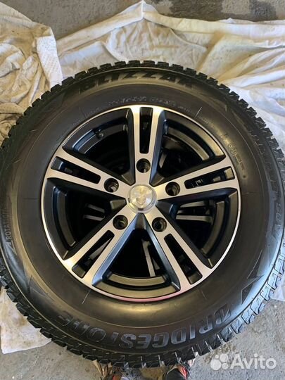 Bridgestone Blizzak Spike-02 SUV 205/70 R15