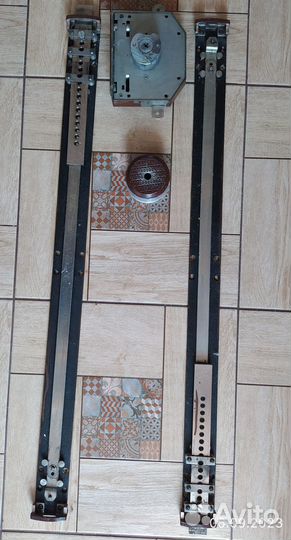 Замок накладной с вертикальными тягами и ригелями