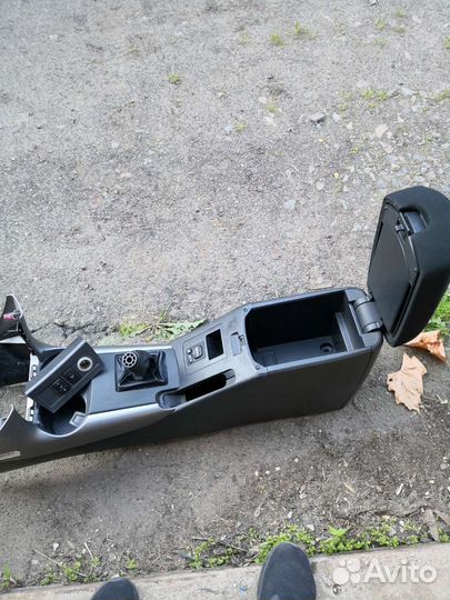 Подлокотник Toyota RAV 4 2007 года. Для МКПП