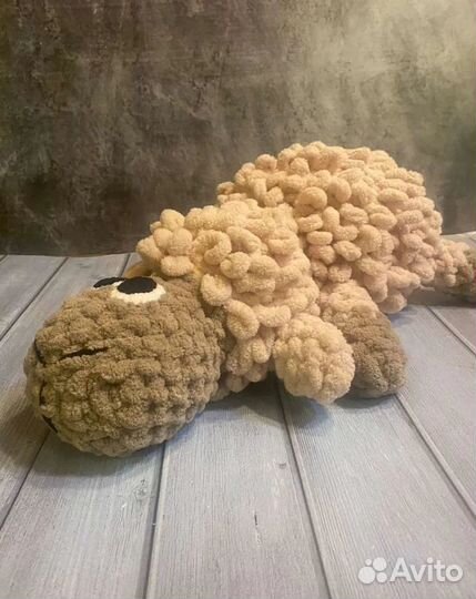 Вязаный барашек ручной работы из плюшевой пряжи