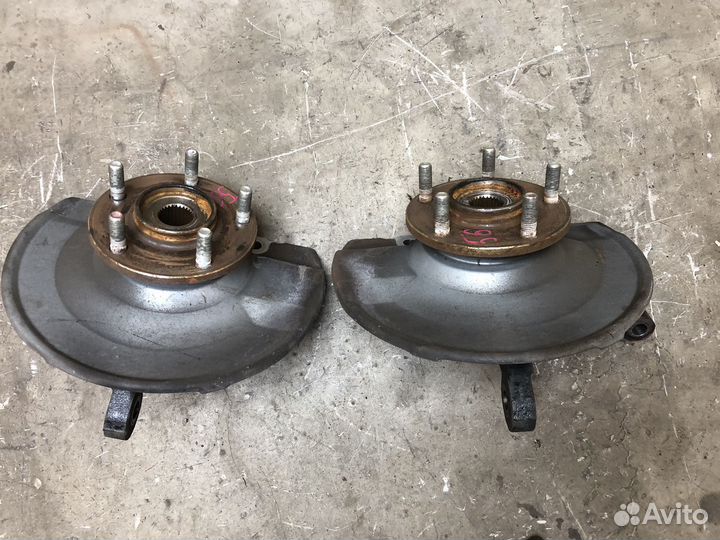 Кулак передний левый правый лансер 10