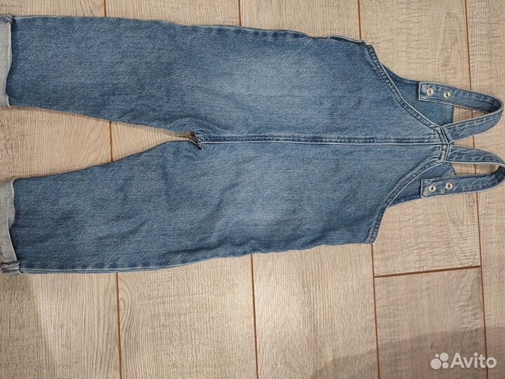 Джинсовый комбинезон, кардиган вязаный 74-80