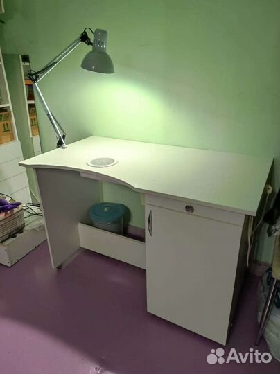 Стол маникюрный с вытяжкой