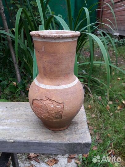 Старинная глиняная крынка для молока