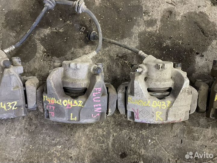 Суппорт передний правый/левый Renault Fluence 2010