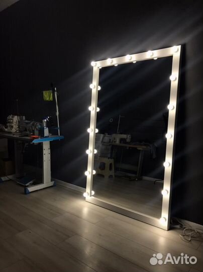 Гримерное зеркало с лампочками