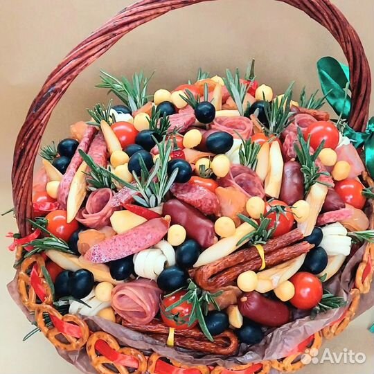 Корзина с закусками, букет из колбас