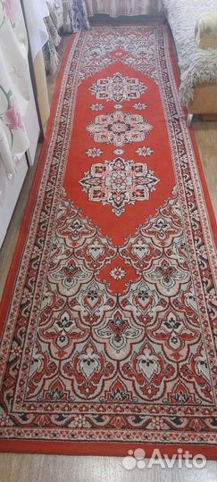 Яркая ковровая дорожка в отличном состоянии