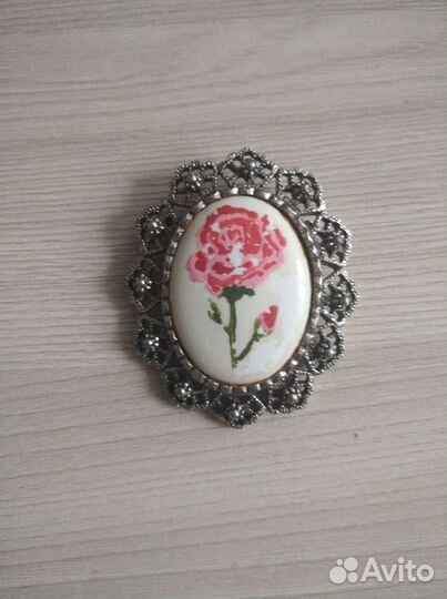 Женская брошь