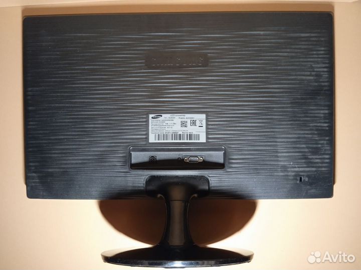 Монитор Samsung S22D300NY с кабелями