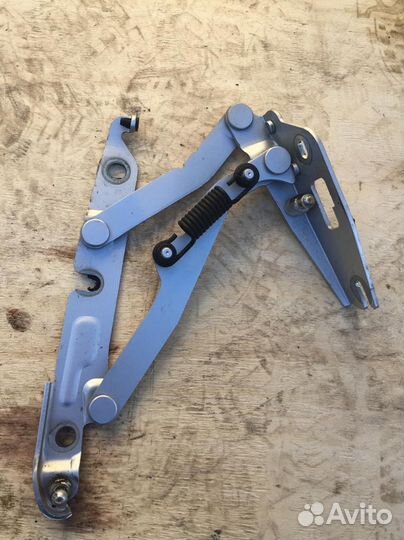 Петля крышки багажника правая VW Jetta 5