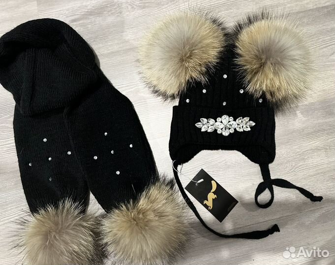 Комплект шапка и шарф со стразами