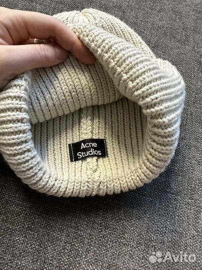 Женская шапка в стиле acne