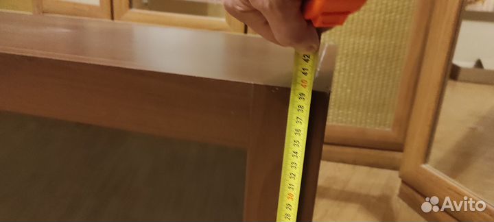 Полка настенная навесная закрытая