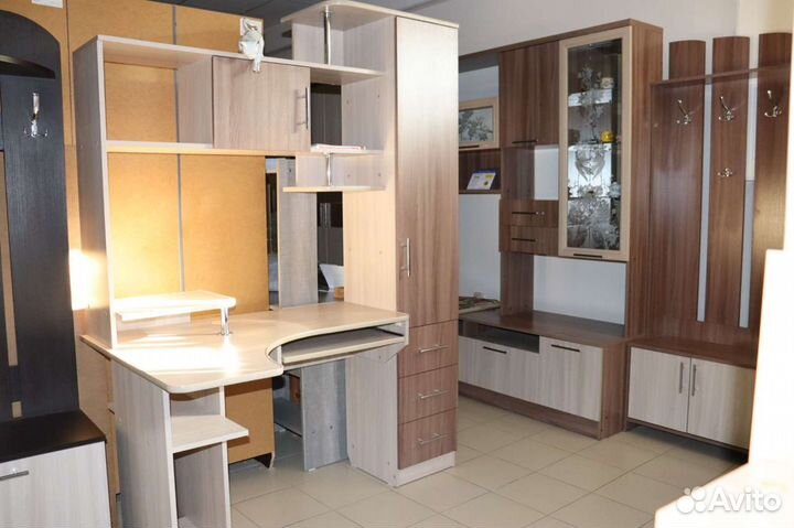 Угловой компьютерный стол