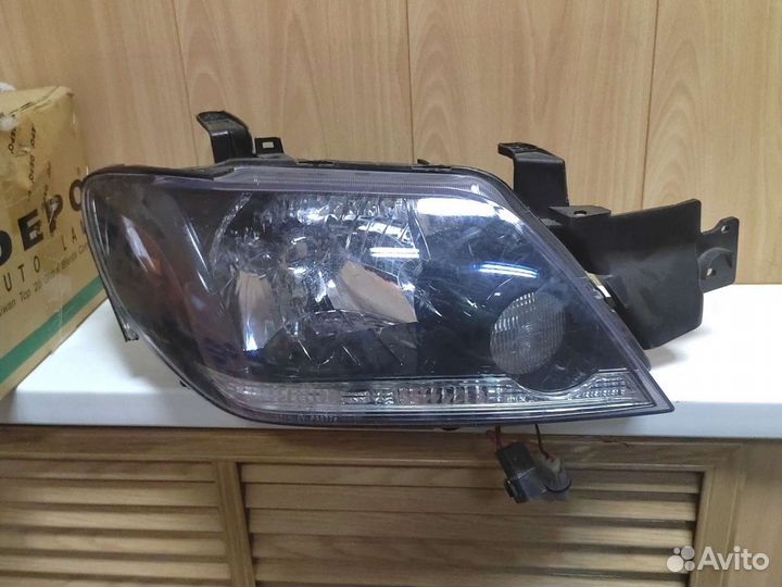 Фара правая Mitsubishi Outlander 02-05