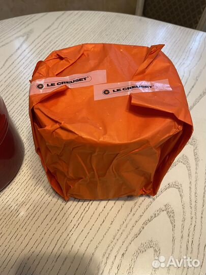 Le creuset банка с деревянной крышкой