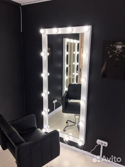 Гримерное зеркало с лампочкам напольное