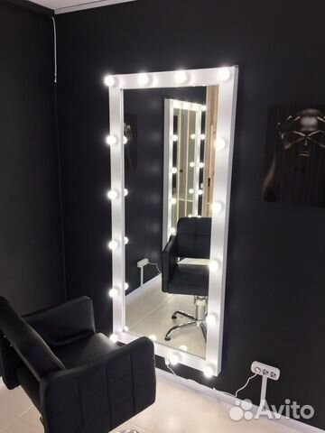 Гримерное зеркало с лампочкам напольное