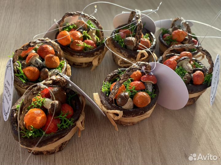 Ватная елочная игрушка Корзинка с грибами