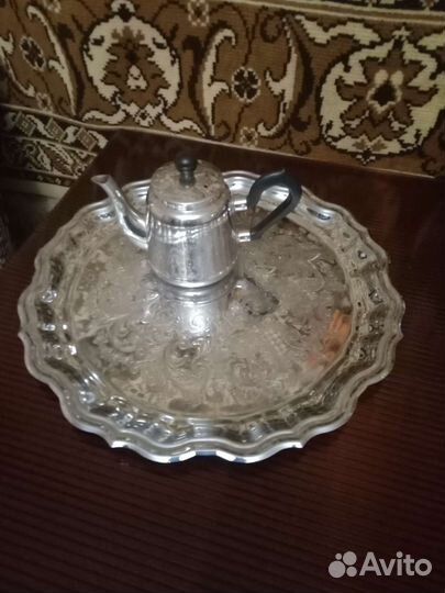 Поднос и заварочный чайник