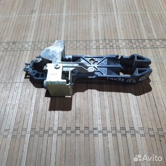 Кронштейн ручки двери передний правый Nissan Tiida