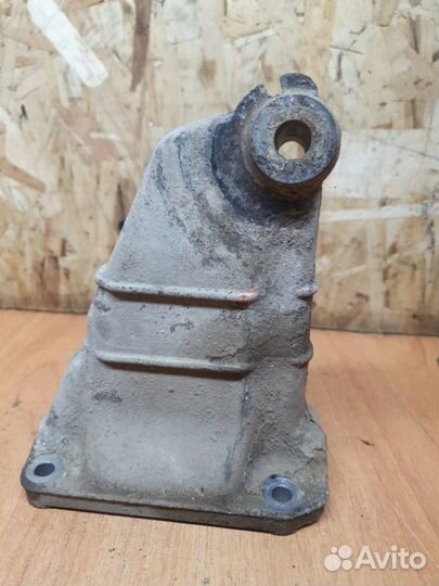 Кронштейн двигателя правый Mercedes S-Class W220