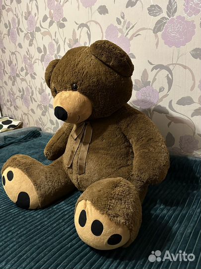 Большой плюшевый медведь