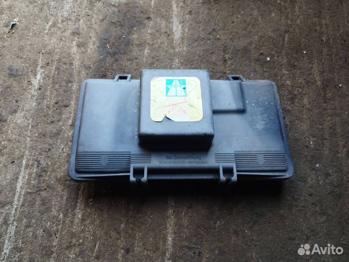 Крышка блока предохранителей Audi 100 С3 445 1986