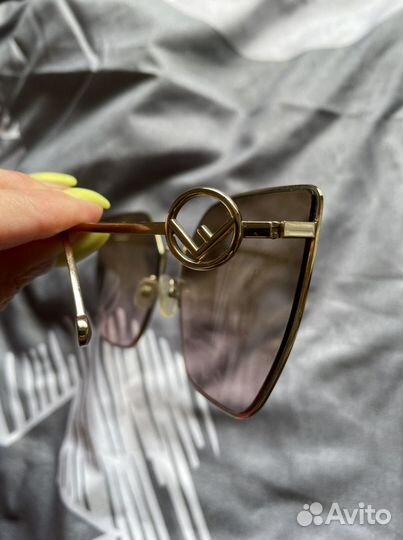 Солнцезащитные очки fendi