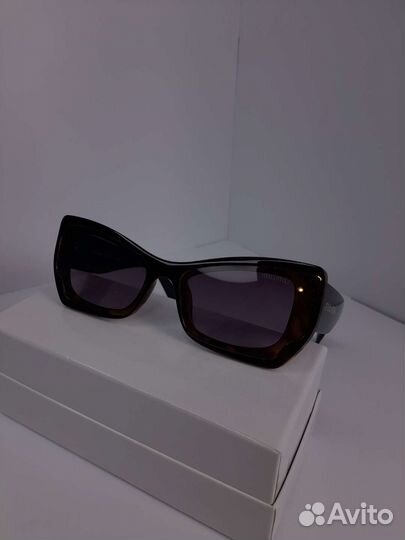 Солнцезащитные очки Miu Miu