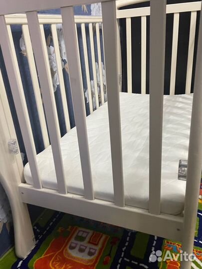 Кровать детская с маятником