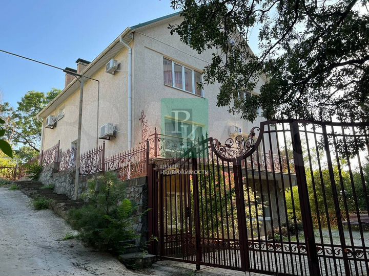 Таунхаус 255 м² на участке 10 сот.