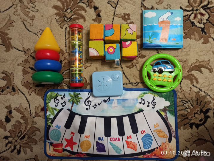 Пианино и игрушки для малышей