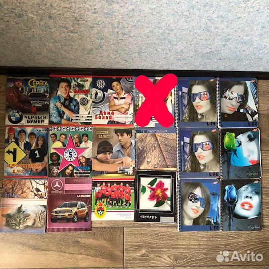 Большая стопка общих тетрадей и тетрадные листы