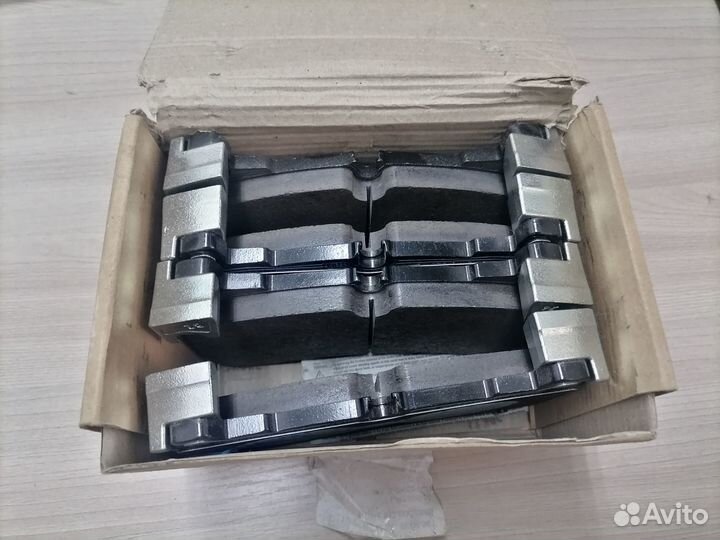 Передние тормозные колодки Land Rover LR138646