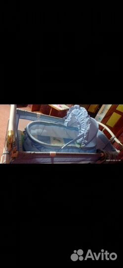 Детская кроватка с маятником