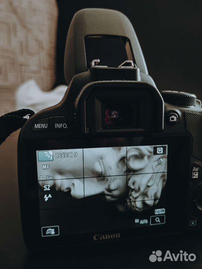 Зеркальный фотоаппарат Canon EOS 100D