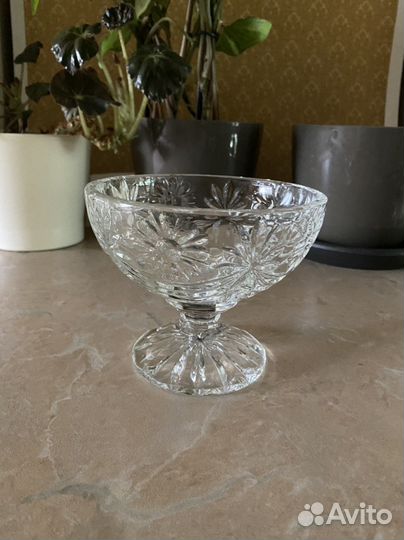 Хрустальная конфетница на ножке