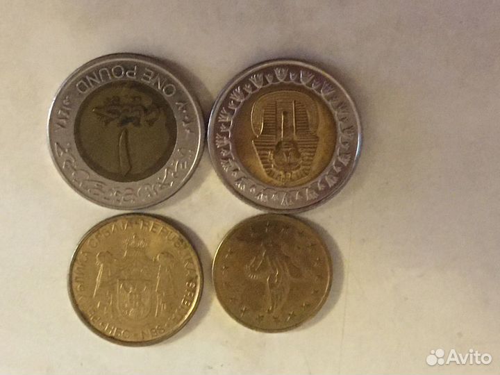 Монеты фунт, динары, жетон казино