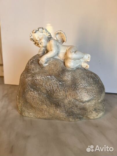 Статуэтка ангел на камне