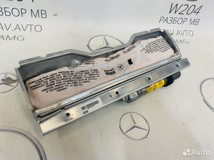 Подушка безопасности коленная Mercedes W204