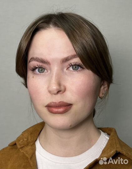 Модель на брови