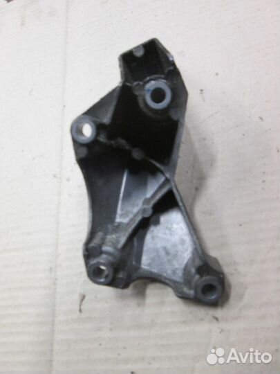 Кронштейн подвески двигателя левый Audi A4 (B7) 20
