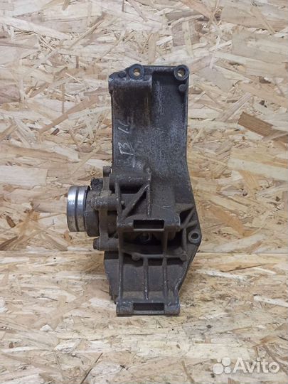 Кронштейн генератора Volkswagen Golf 3