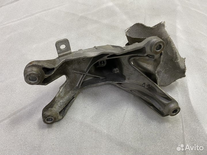Кронштейн опоры двигателя правый Ауди А4 Б8 8К