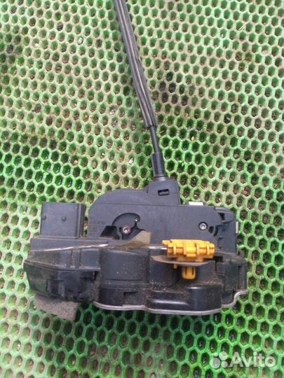 Замок двери передний правый Chevrolet Cruze